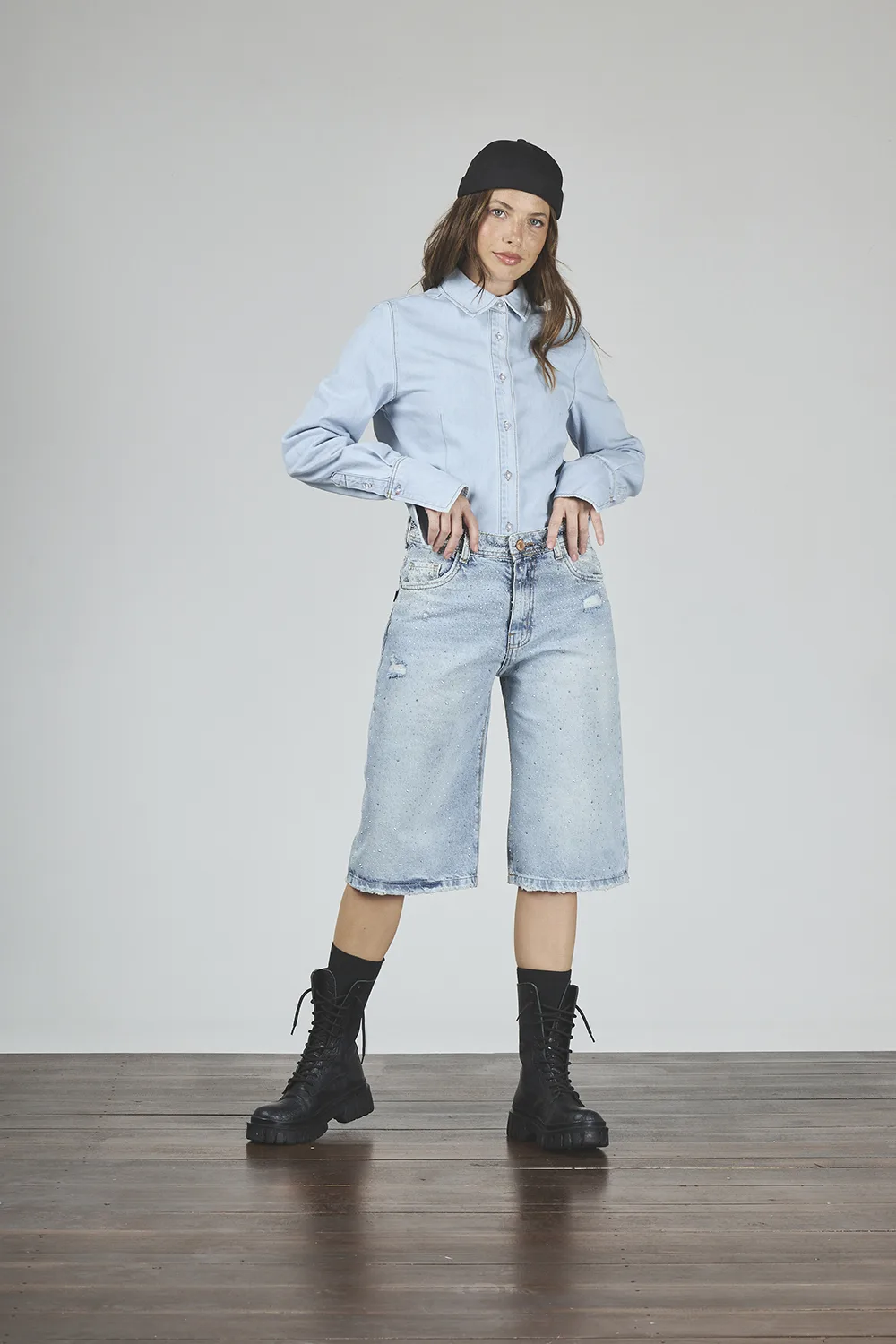 ART. C-143 | BERMUDA MAXI BAGGY CELESTE CON BRILLO RÍGIDO