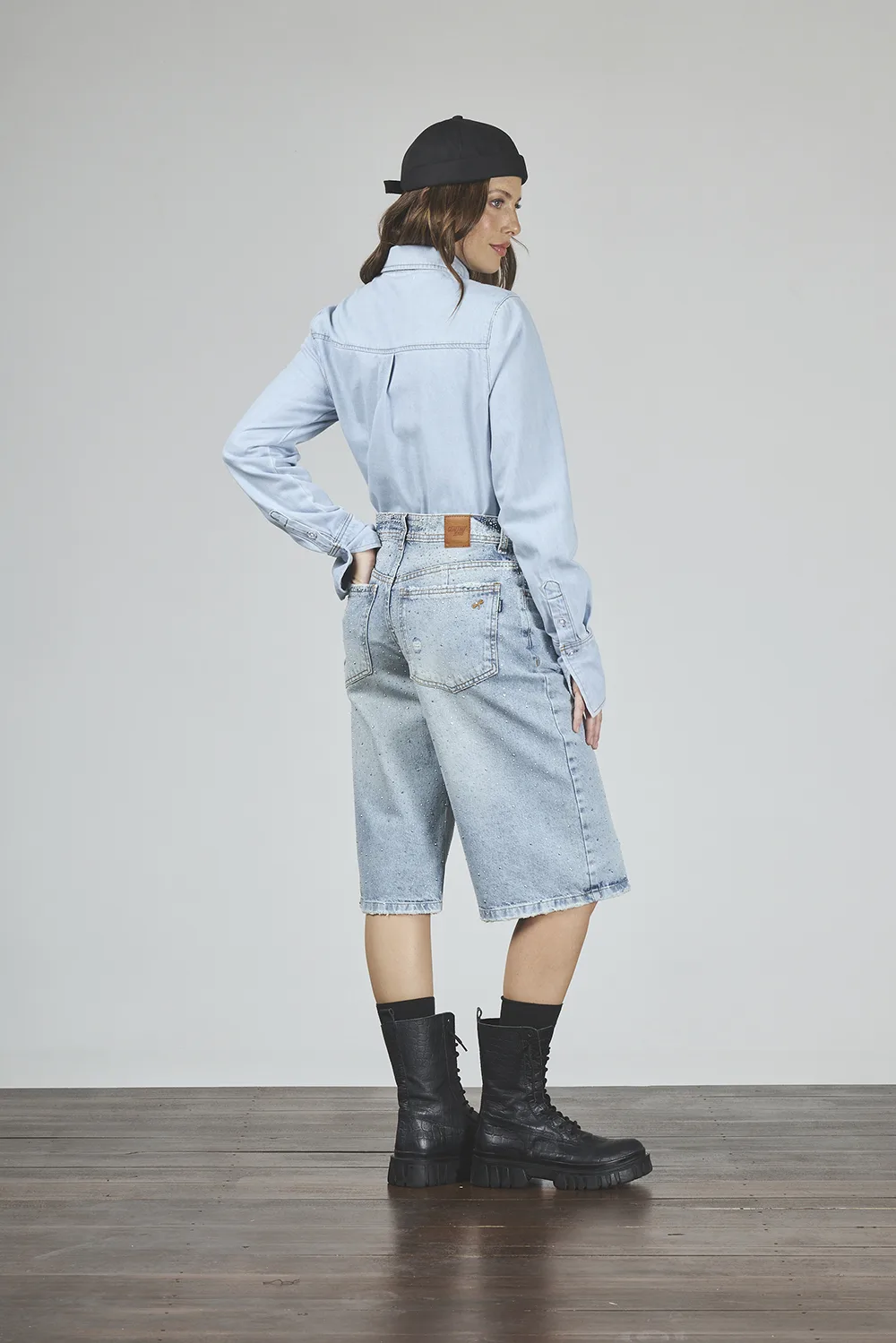 Alternative view of ART. C-143 | BERMUDA MAXI BAGGY CELESTE CON BRILLO RÍGIDO