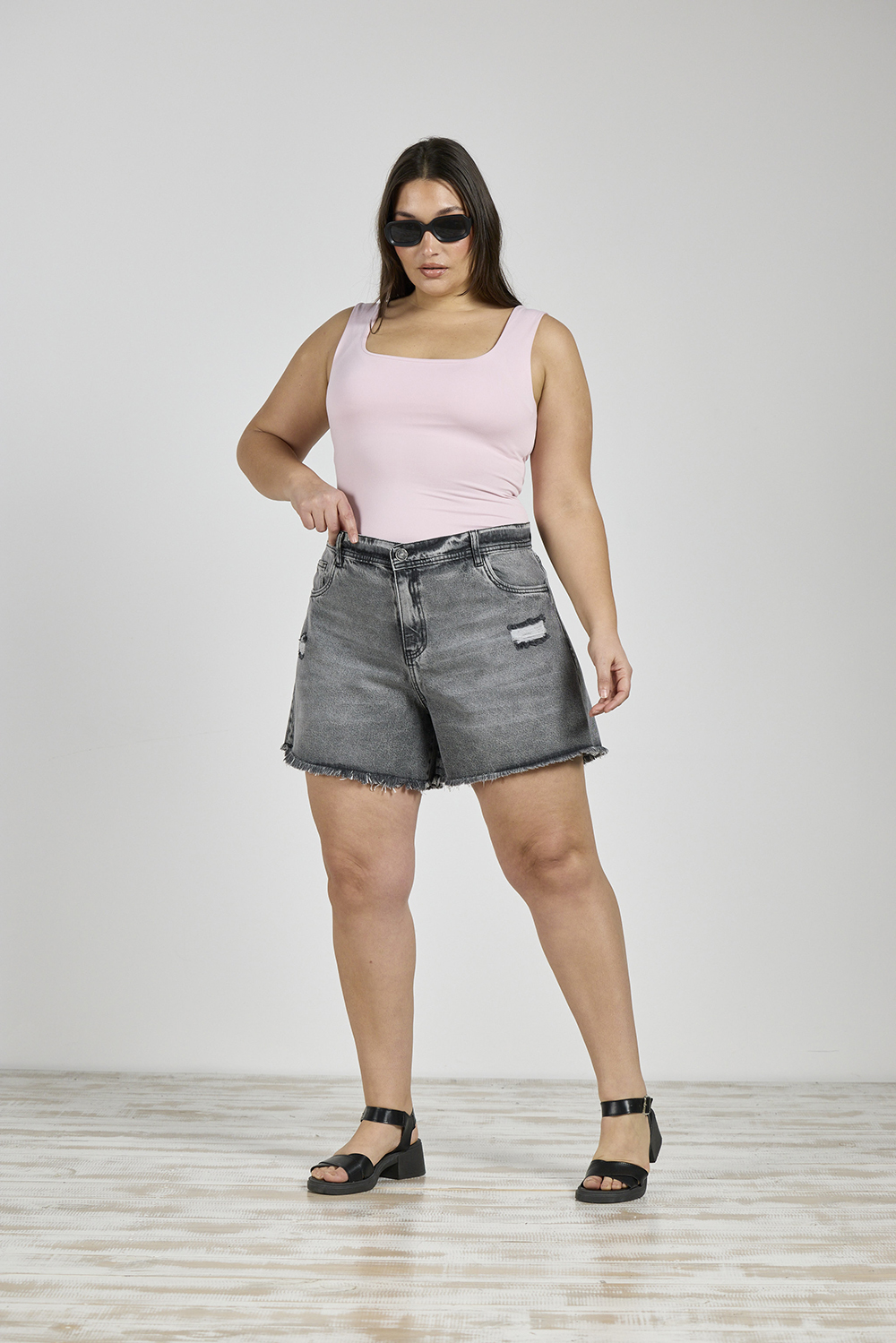 ART. M-542 | SHORT GRIS CON ROTURA DEFLECADO RÍGIDO