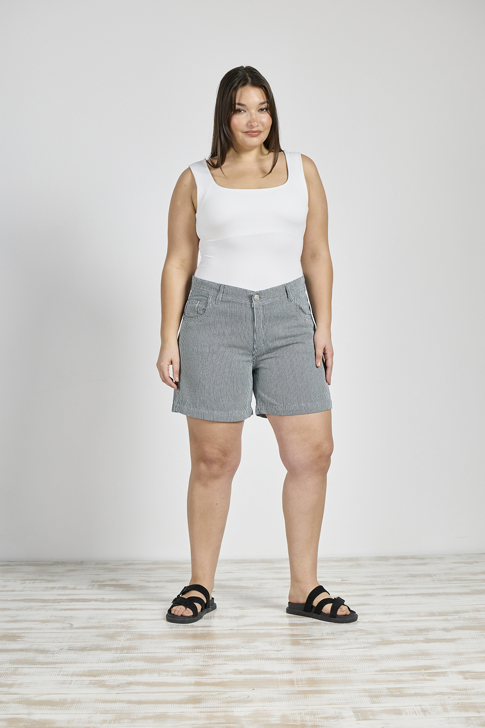 Alternative view of ART. M-554 | SHORT CLÁSICO AZUL RAYADO RÍGIDO