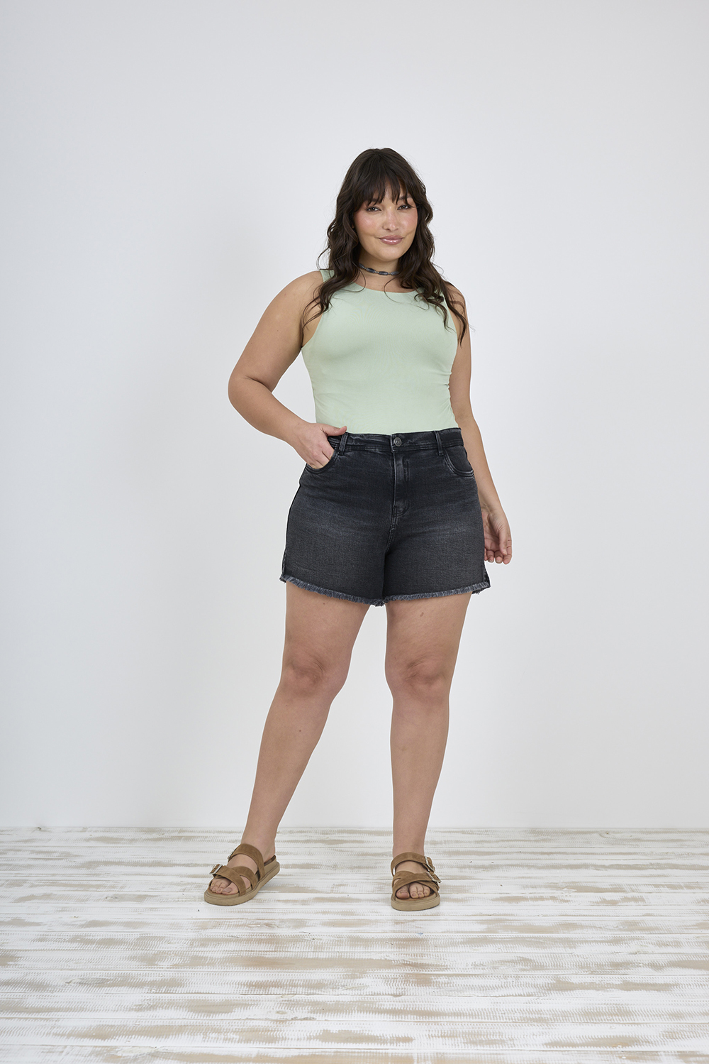 ART. M-572 | SHORT NEGRO HUMO DEFLECADO CON ABERTURA LATERAL ELASTIZADO