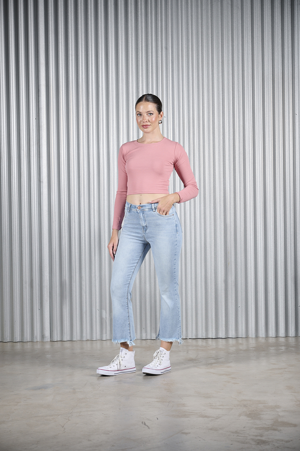 ART. 470 | CROP SEMI OXFORD CELESTE DEFLECADO CON ABERTURA EN BOTA ELASTIZADO