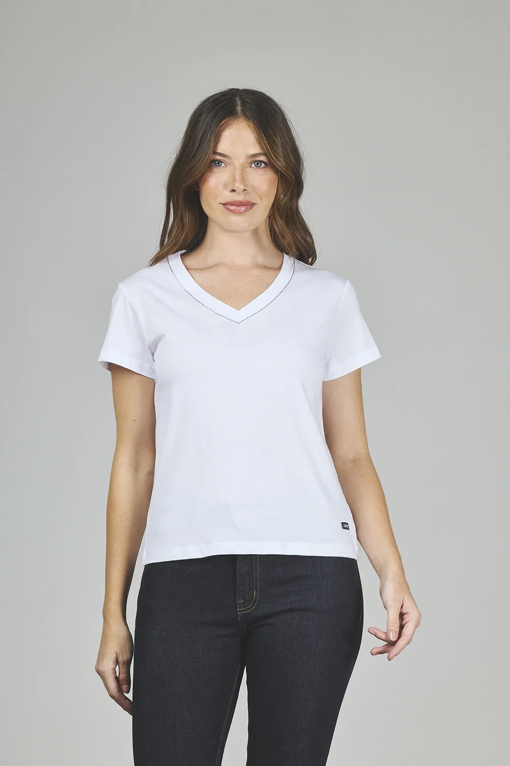 ART. A-45 | REMERA BLANCA CUELLO EN V CON BRILLOS