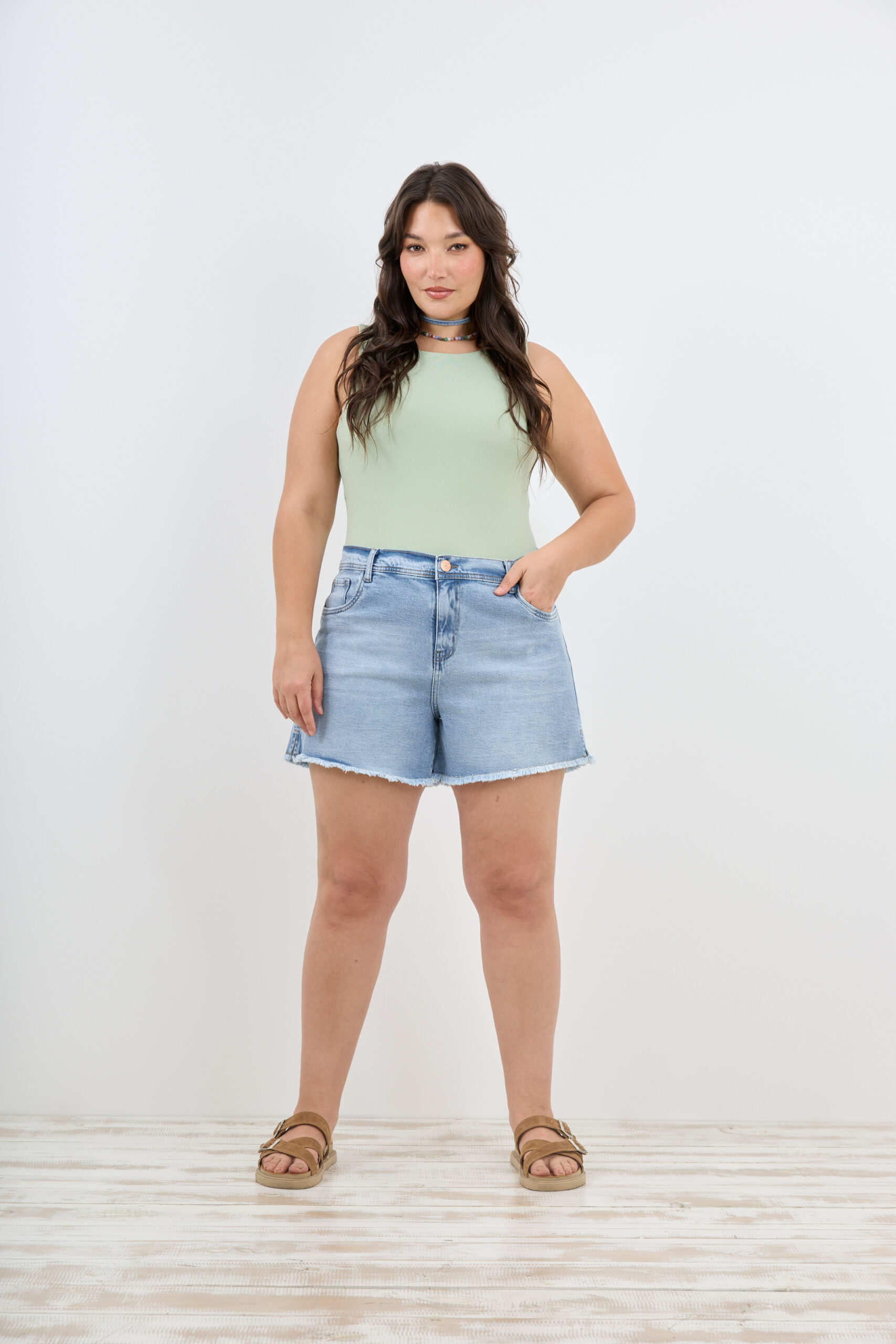 ART. M-584 | SHORT CELESTE DEFLECADO CON ABERTURA LATERAL ELASTIZADO