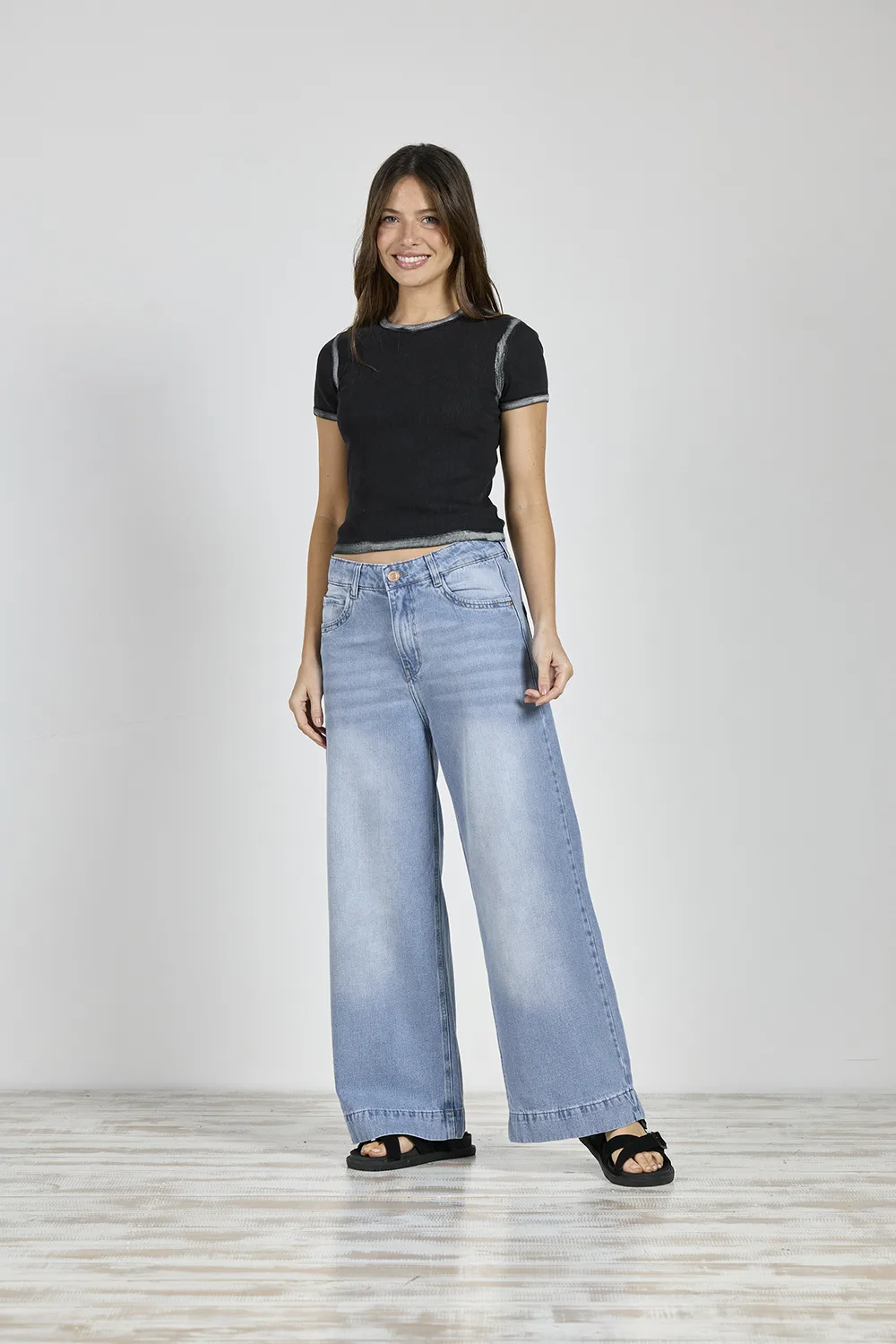 ART. 894 | WIDE LEG CROP CELESTE CON RUEDO RÍGIDO