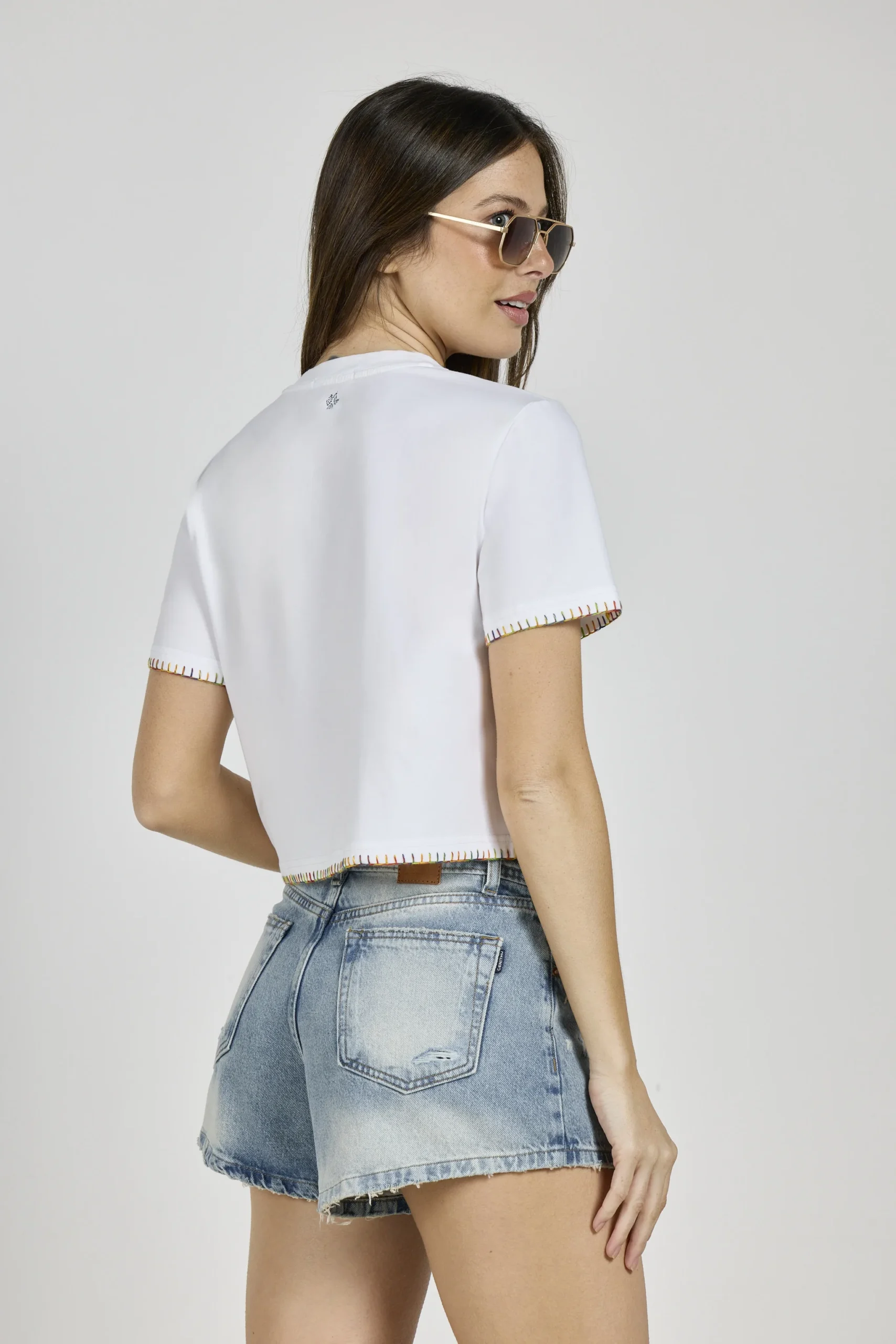 Alternative view of ART. A-30 | REMERA CROP BLANCA SULFILADO COLOR