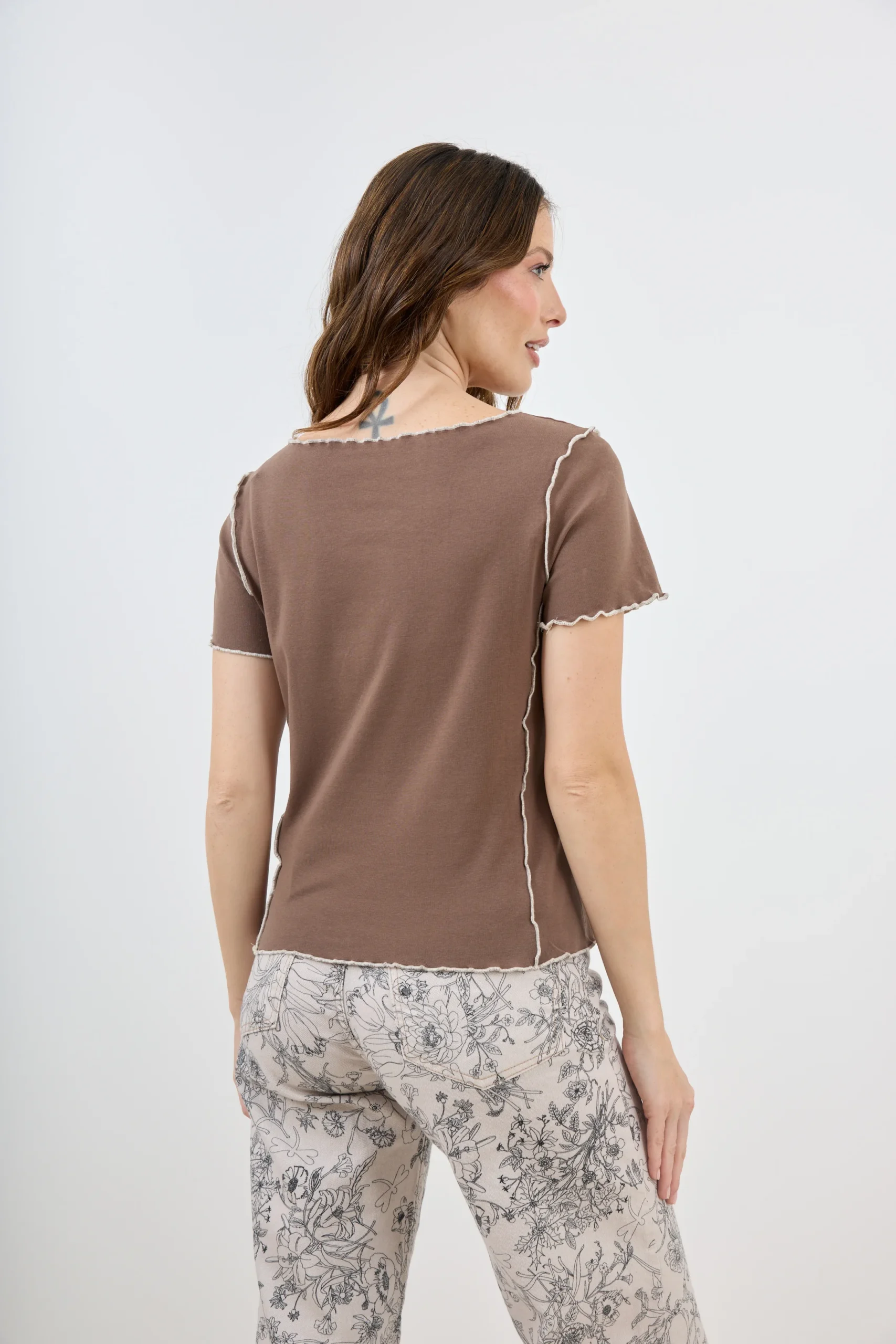 ART. A-41 | REMERA CHOCOLATE SIN MANGA CON RIBETES CONTRASTE - Imagen 3