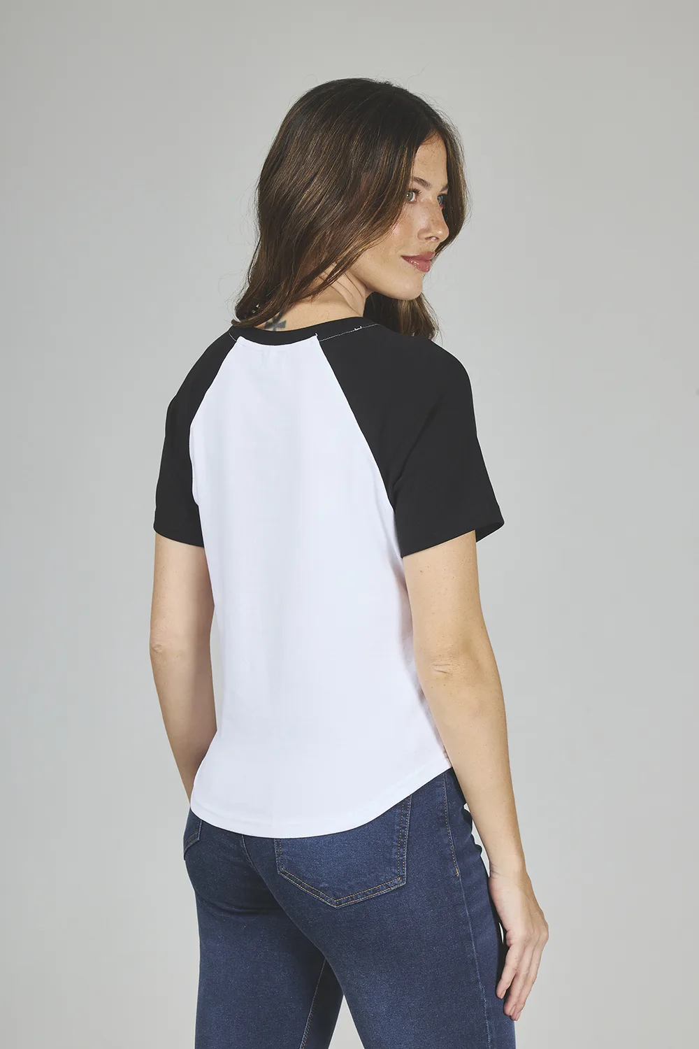 Alternative view of ART. A-24 | REMERA BLANCA/NEGRO COMBINADO PARIS