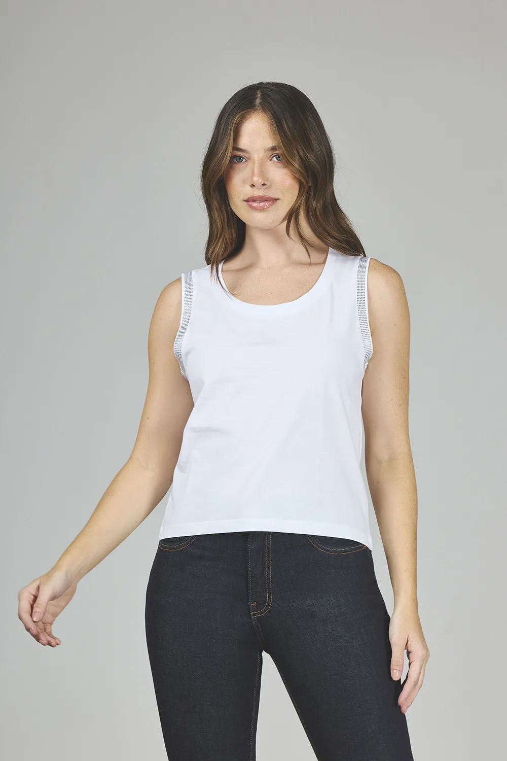 ART. A-39 | REMERA BLANCA SIN MANGA CON BRILLO - Imagen 3