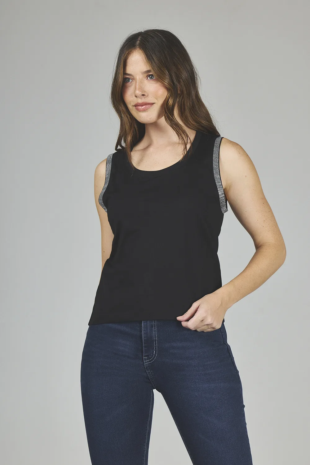 ART. A-40 | REMERA NEGRA SIN MANGA CON BRILLO - Imagen 3