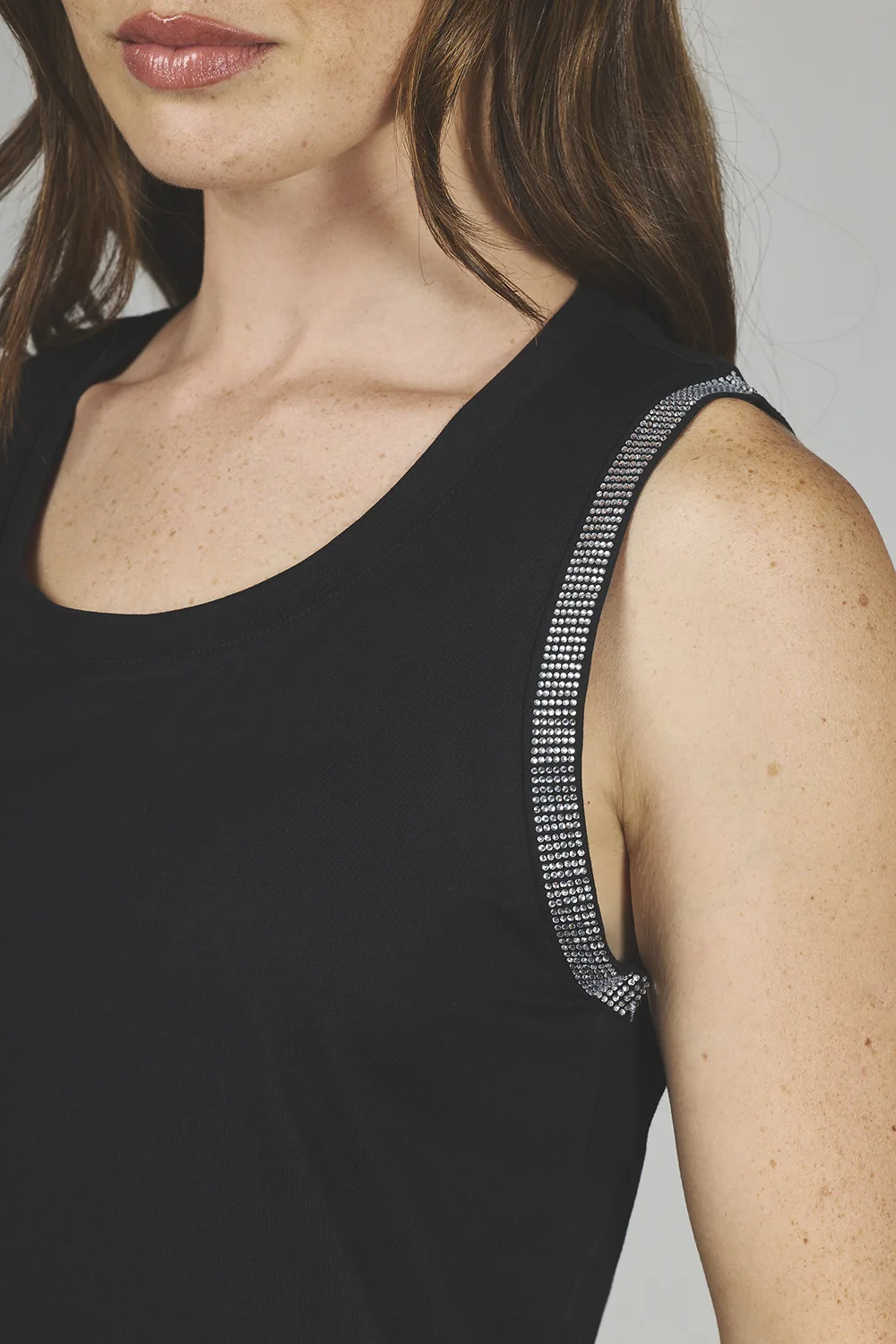 ART. A-40 | REMERA NEGRA SIN MANGA CON BRILLO - Imagen 5