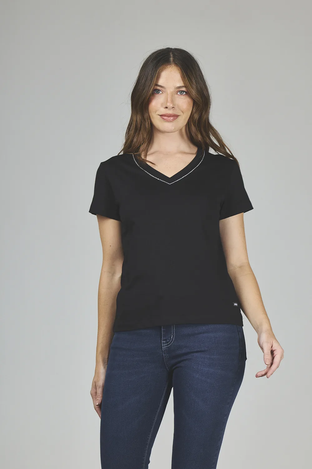 ART. A-46 | REMERA NEGRA CUELLO EN V CON BRILLO