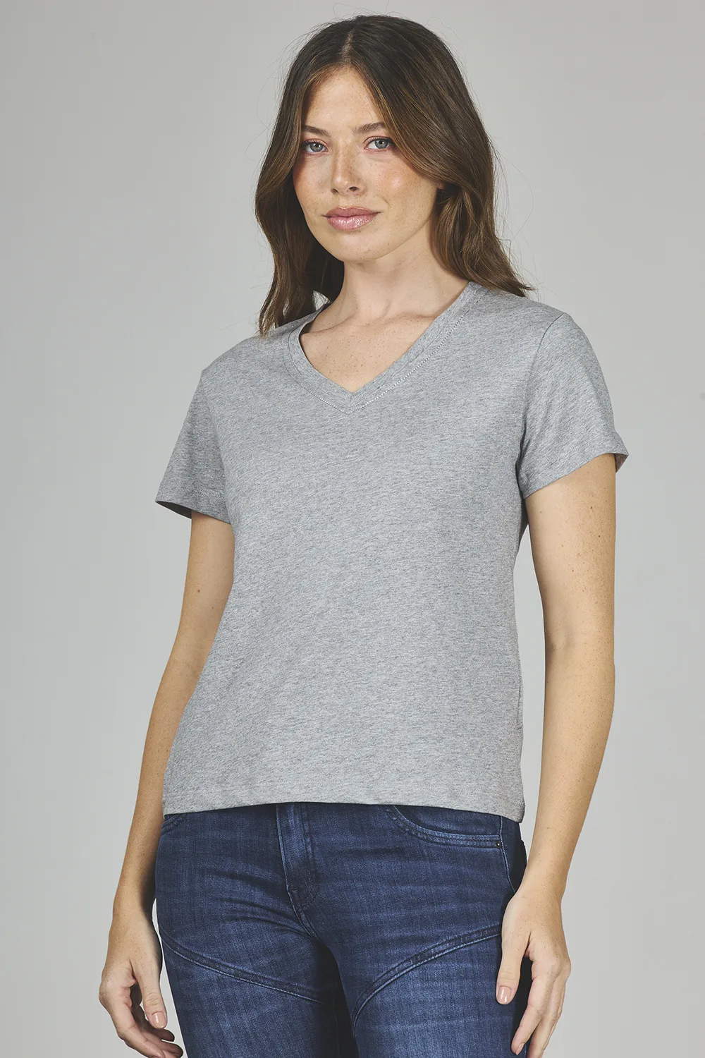 ART. A-47 | REMERA GRIS CUELLO EN V CON BRILLO