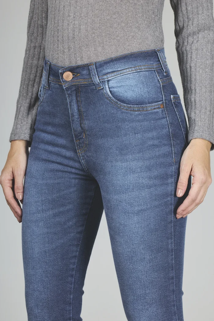 ART. 153 | CROP SEMI OXFORD STONE CON TAJO EN BOTA ELASTIZADO - Imagen 3