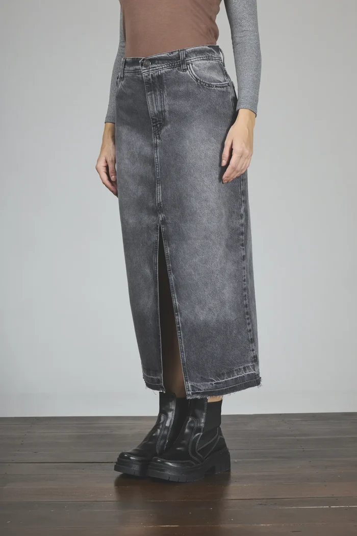 ART. 250 | FALDA GRIS CON ABERTURA ADELANTE RUEDO DESCOCIDO RÍGIDO - Imagen 3