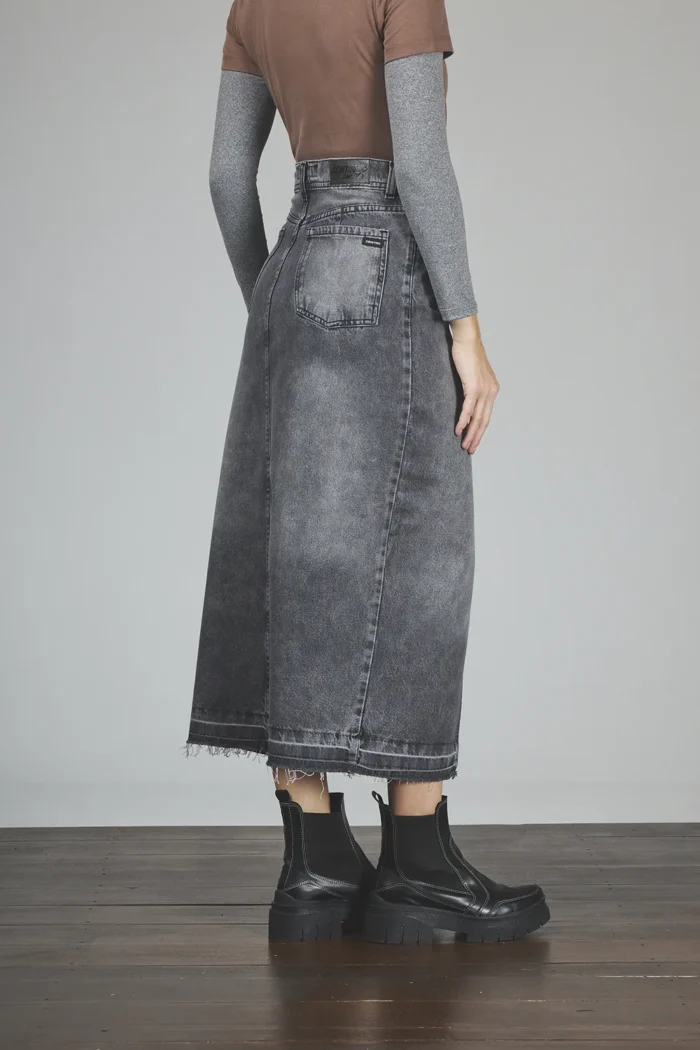 ART. 250 | FALDA GRIS CON ABERTURA ADELANTE RUEDO DESCOCIDO RÍGIDO - Imagen 5