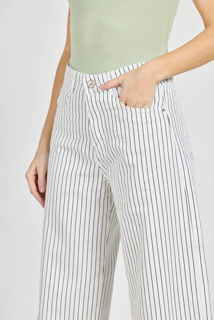 ART. 346 | WIDE LEG CROP BLANCO RAYADO RÍGIDO - Imagen 3