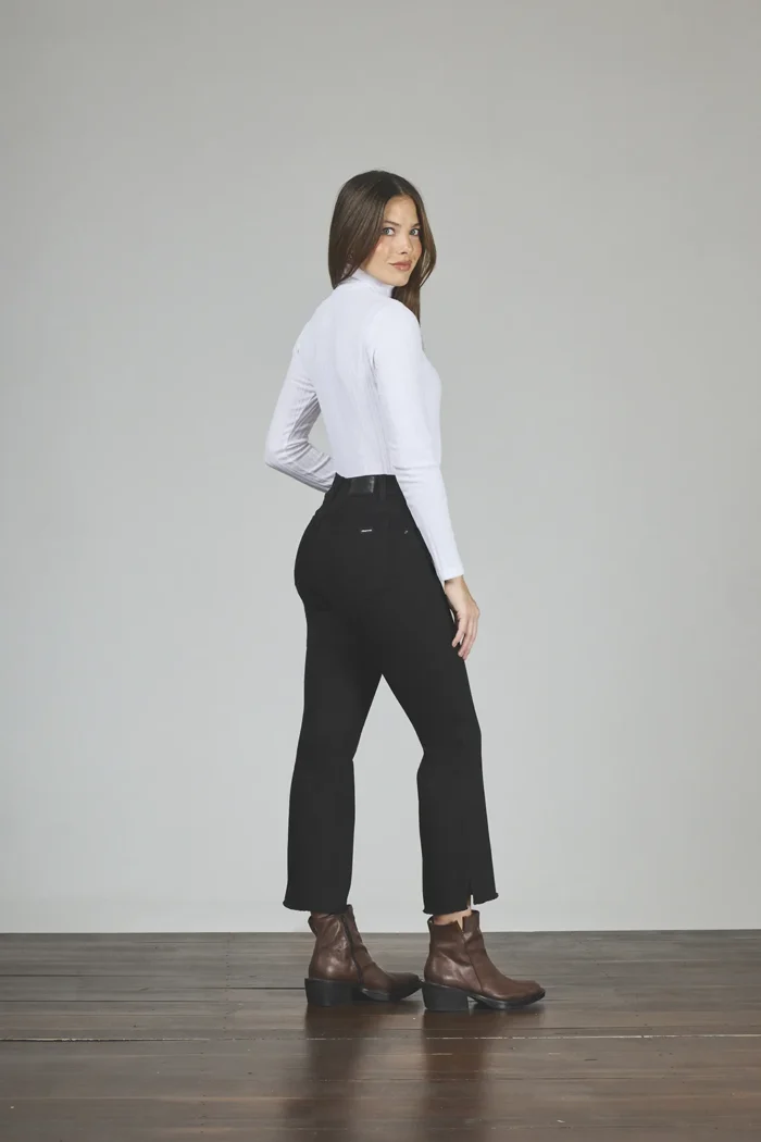 ART. 348 | CROP SEMI OXFORD NEGRO DEFLECADO C/ABERTURA EN BOTA ELASTIZADO - Imagen 2