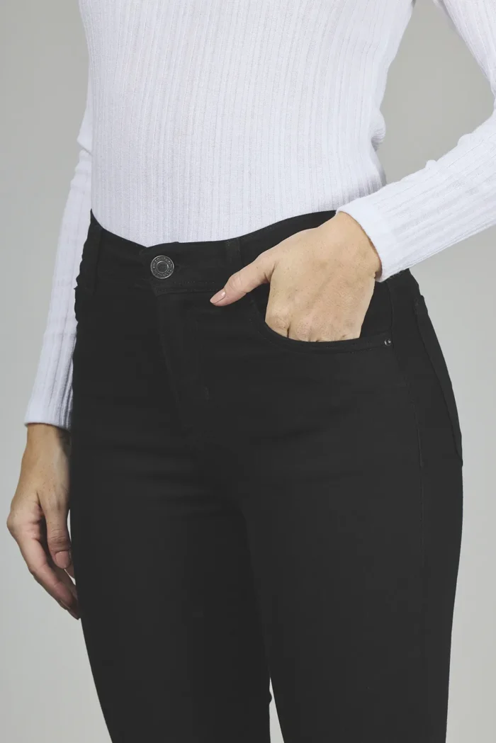 ART. 348 | CROP SEMI OXFORD NEGRO DEFLECADO C/ABERTURA EN BOTA ELASTIZADO - Imagen 3