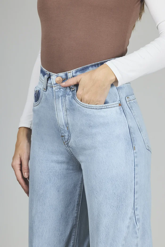 ART. 359 | WIDE LEG CELESTE CON RECORTE DEFLECADO RÍGIDO - Imagen 3