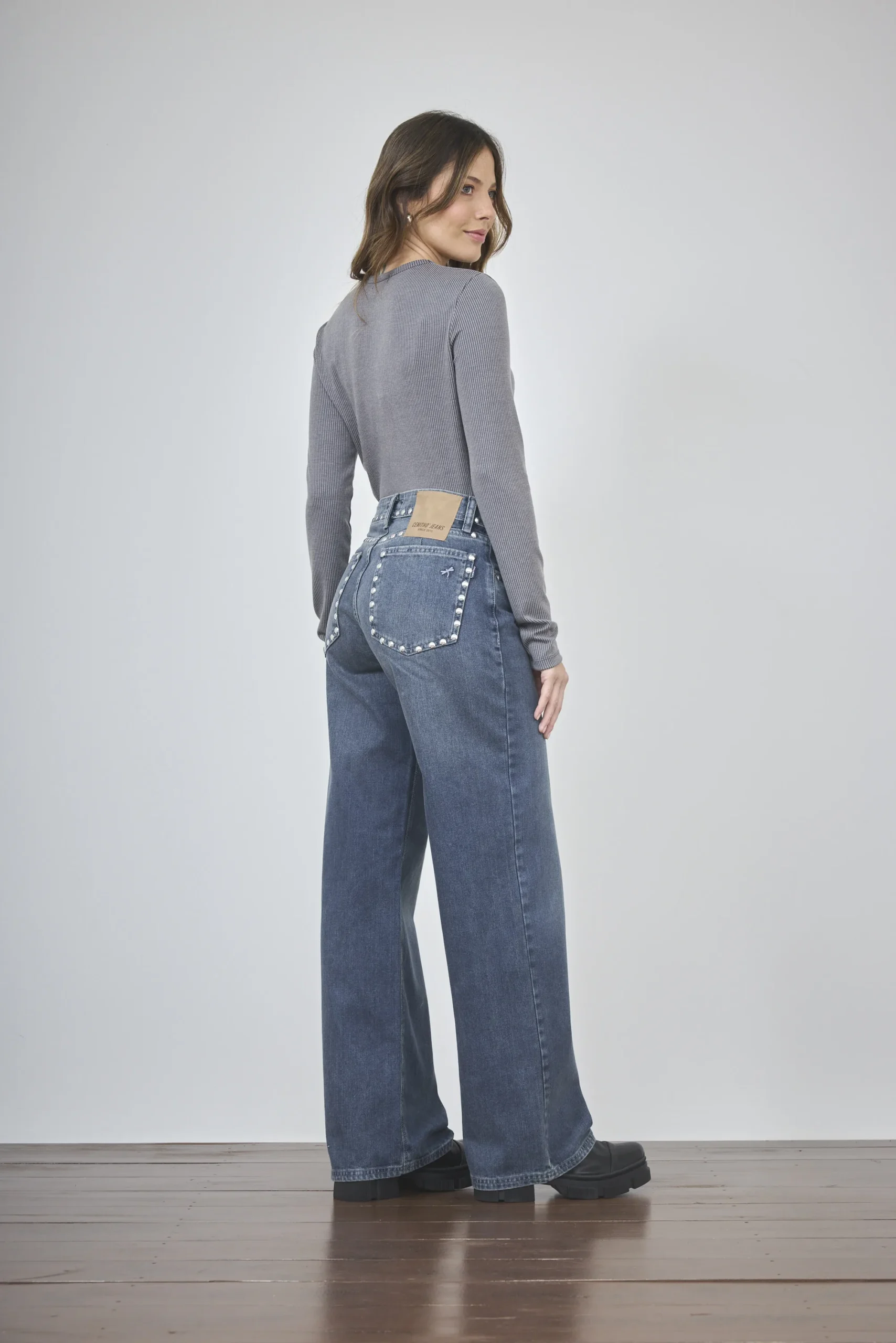 Alternative view of ART. 482 | BAGGY MATIZADO CON TACHAS EN BOLSILLO RIGIDO