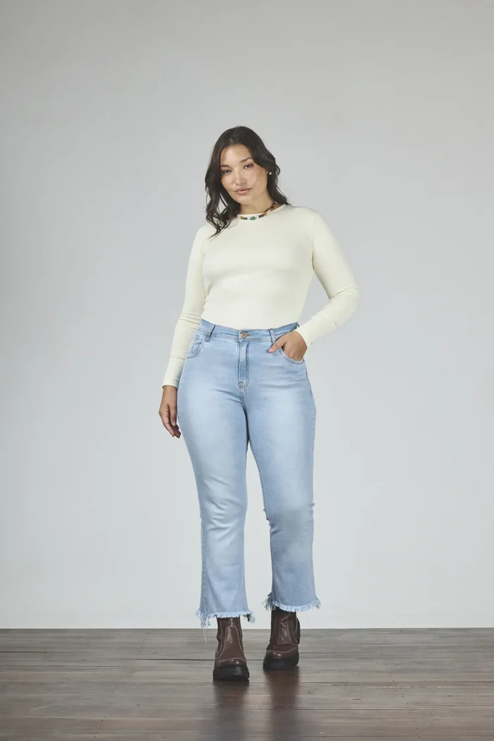 ART. 822 | CROP SEMI OXFORD CELESTE CLÁSICO DEFLECADO ELASTIZADO - Imagen 3