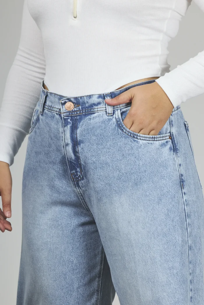 ART. 836 | WIDE LEG CELESTE CLÁSICO BOLSILLO PULIDO RÍGIDO - Imagen 4