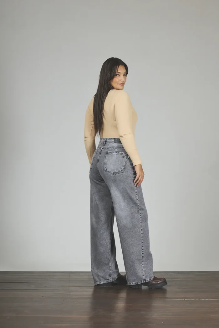 ART. 852 | WIDE LEG GRIS CLÁSICO BOLSILLO PULIDO RÍGIDO - Imagen 2