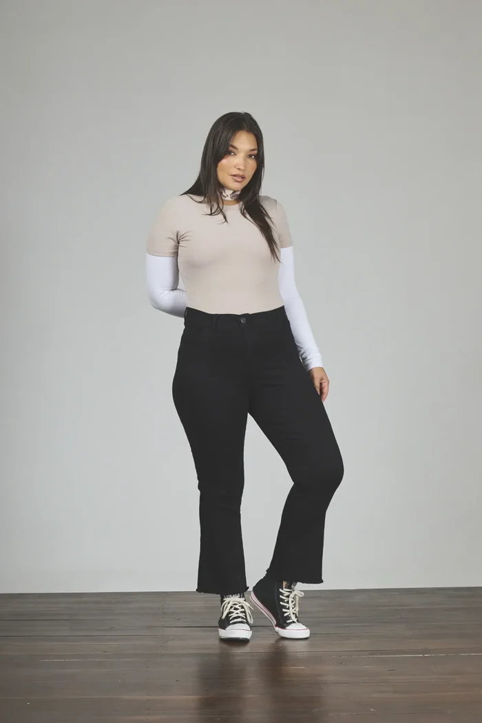 ART. 858 | CROP SEMI OXFORD NEGRO ABERTURA BOTA DEFLECADO ELASTIZADO - Imagen 3