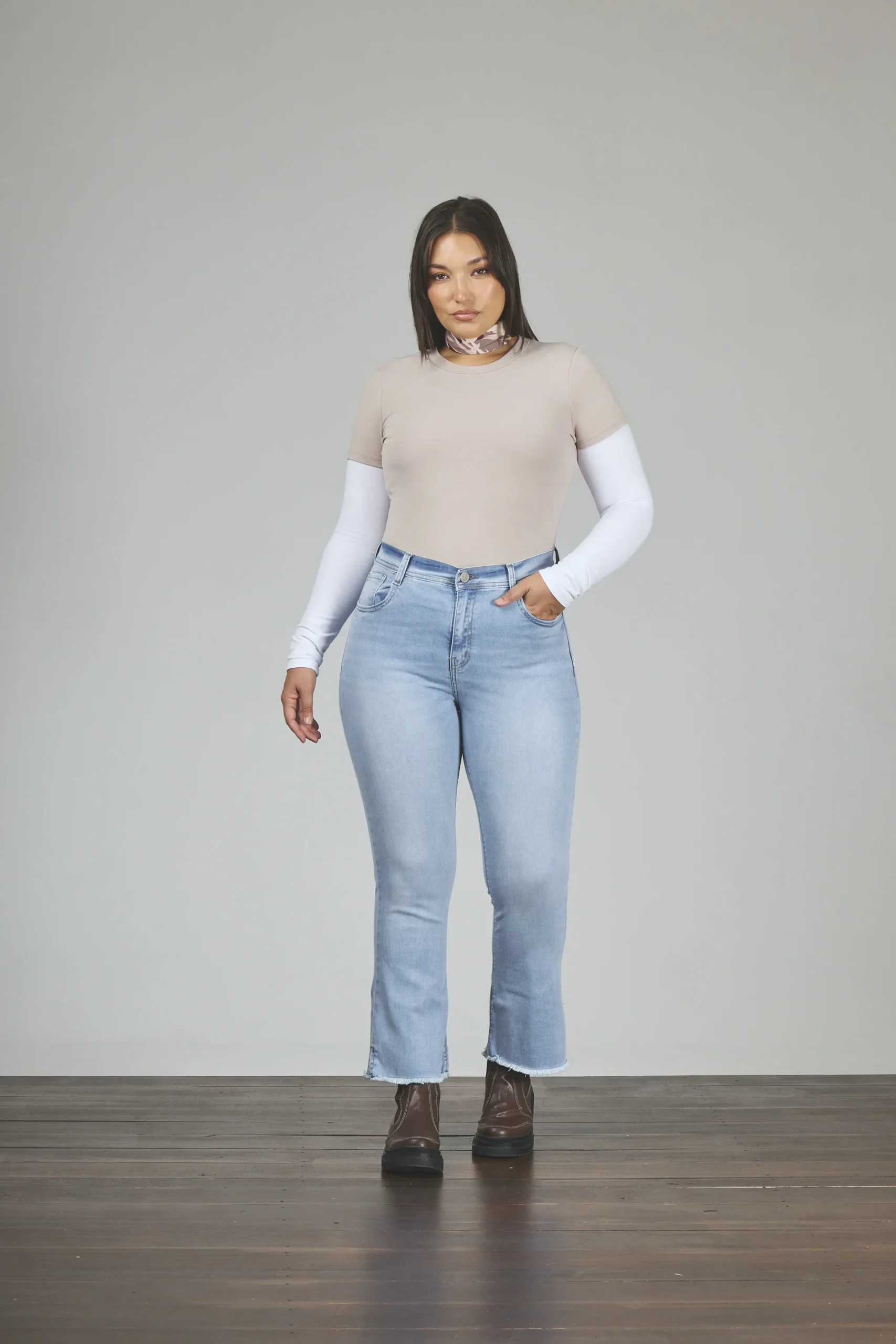 ART. 895 | CROP SEMI OXFORD CELESTE DEFLECADO CON ABERTURA LAT ELASTIZADO