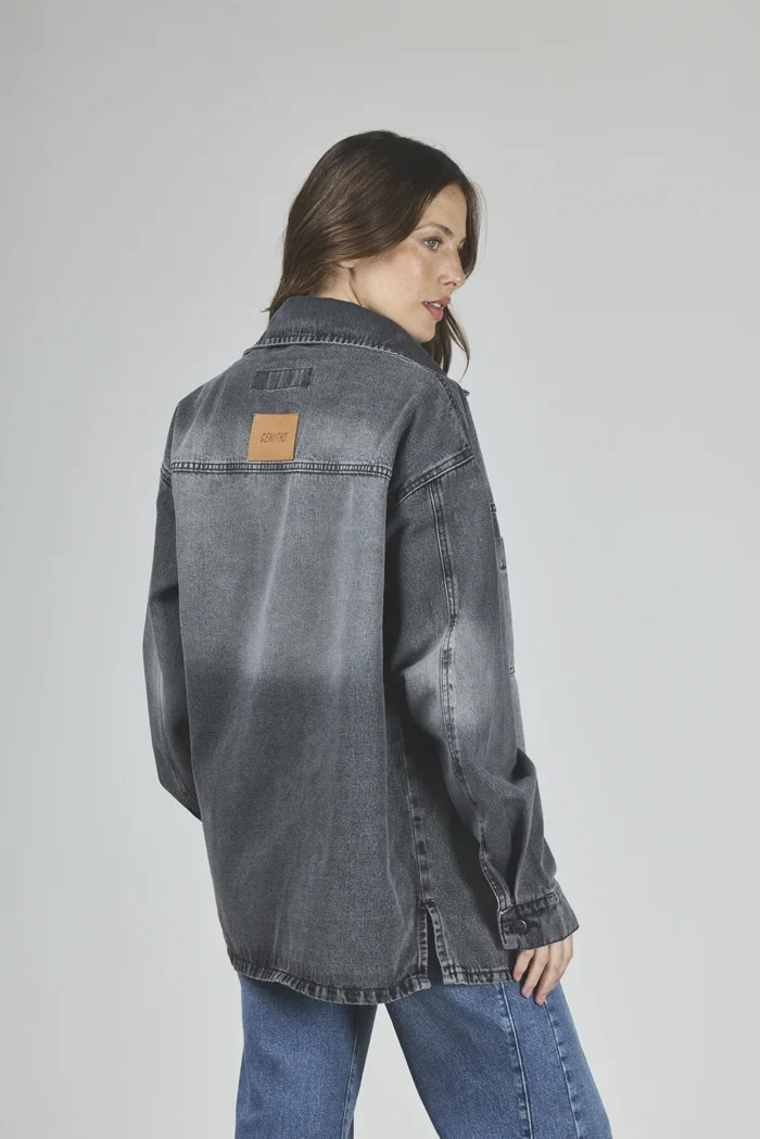 ART. 419 | CAMISA OVERSIZE GRIS CON ABERTURA LATERAL RÍGIDO - Imagen 2