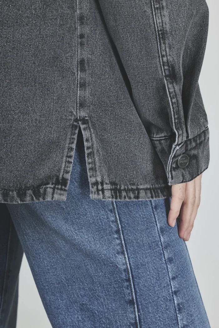 ART. 419 | CAMISA OVERSIZE GRIS CON ABERTURA LATERAL RÍGIDO - Imagen 3