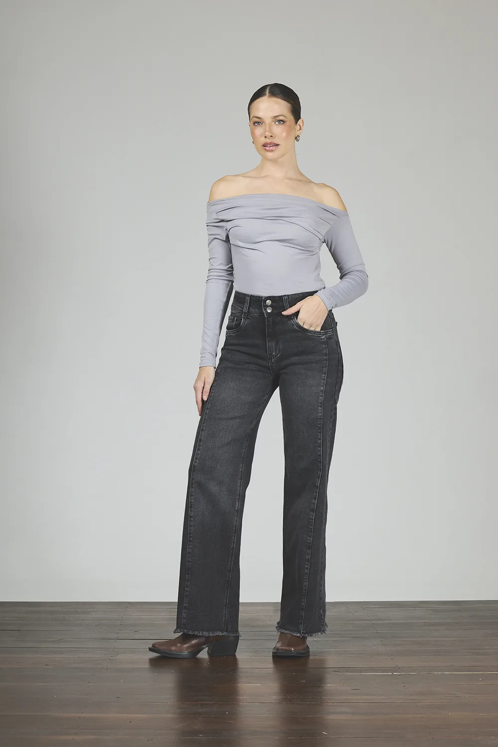 428-1-1.webp ART. 428 | BAGGY NEGRO CINTURA ANCHA CON RECORTE Y BOTA DESFLECADA ELASTIZADO - Imagen 1