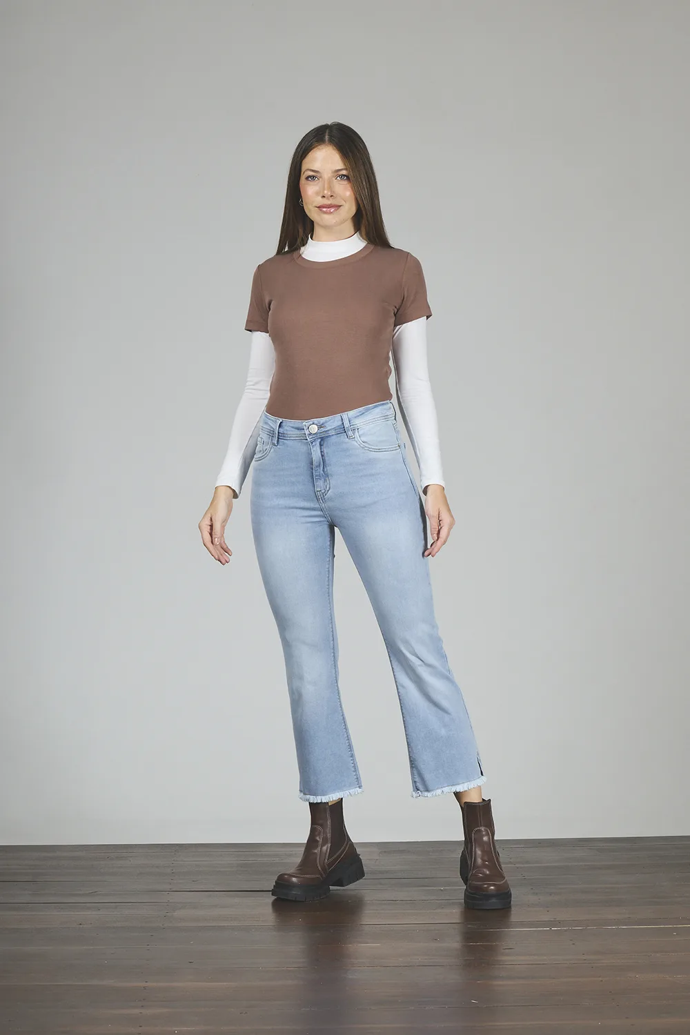 470-1.webp ART. 470 | CROP SEMI OXFORD CELESTE DEFLECADO CON ABERTURA EN BOTA ELASTIZADO - Imagen 1