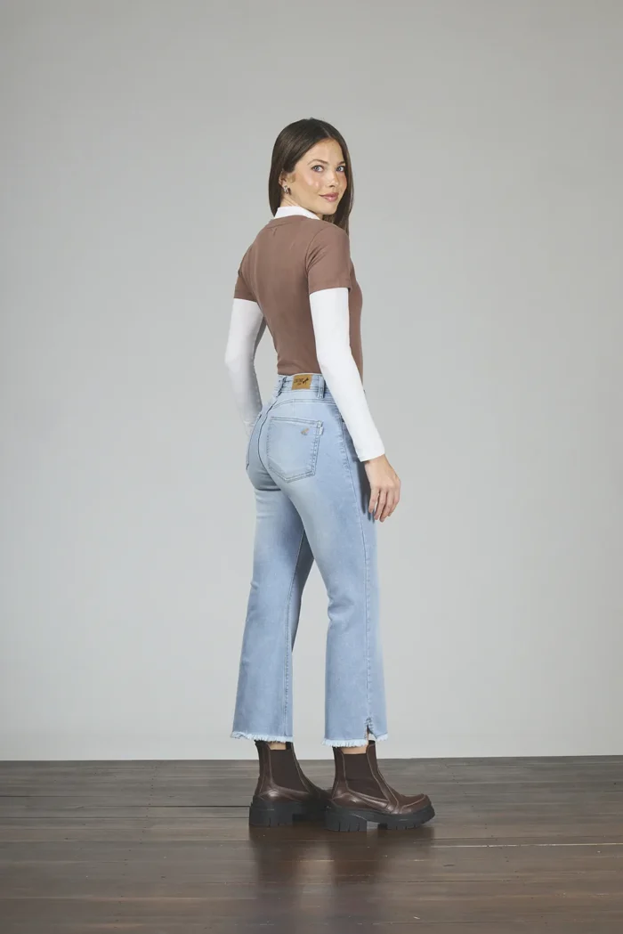 ART. 470 | CROP SEMI OXFORD CELESTE DEFLECADO CON ABERTURA EN BOTA ELASTIZADO - Imagen 2