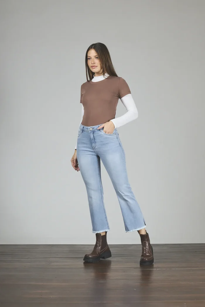 ART. 470 | CROP SEMI OXFORD CELESTE DEFLECADO CON ABERTURA EN BOTA ELASTIZADO - Imagen 4