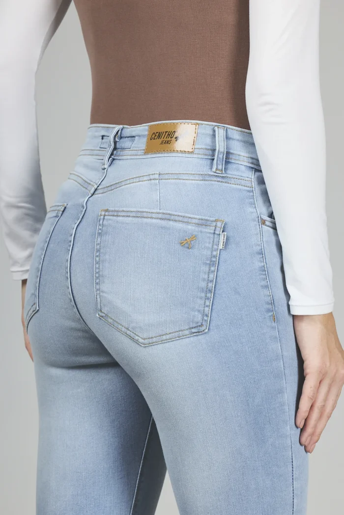 ART. 470 | CROP SEMI OXFORD CELESTE DEFLECADO CON ABERTURA EN BOTA ELASTIZADO - Imagen 5