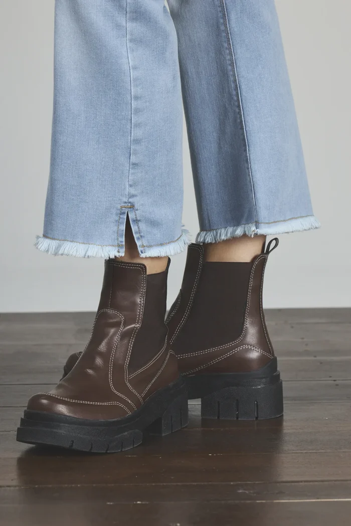 ART. 470 | CROP SEMI OXFORD CELESTE DEFLECADO CON ABERTURA EN BOTA ELASTIZADO - Imagen 6