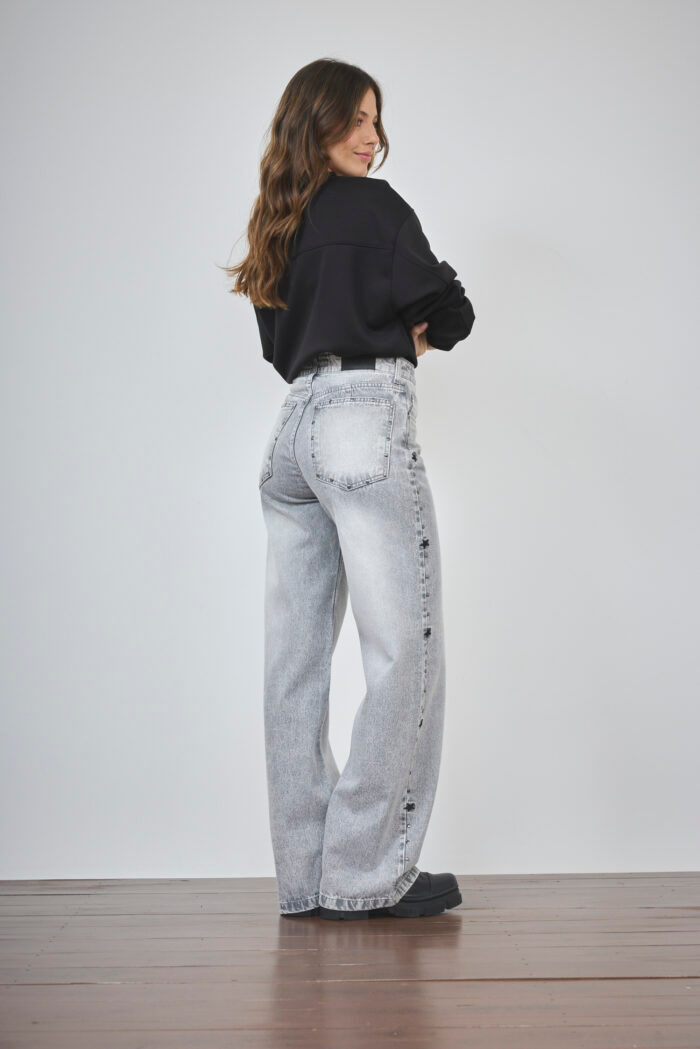 ART. 490 | WIDE LEG GRIS CON BORDADO ESTRELLAS Y TACHAS RIGIDO - Imagen 2
