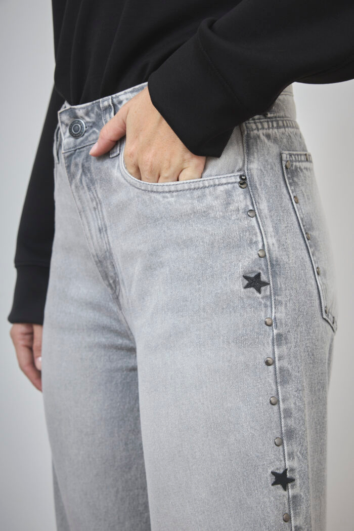 ART. 490 | WIDE LEG GRIS CON BORDADO ESTRELLAS Y TACHAS RIGIDO - Imagen 3