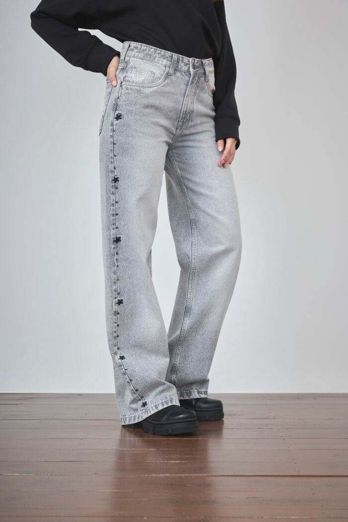 ART. 490 | WIDE LEG GRIS CON BORDADO ESTRELLAS Y TACHAS RIGIDO - Imagen 4