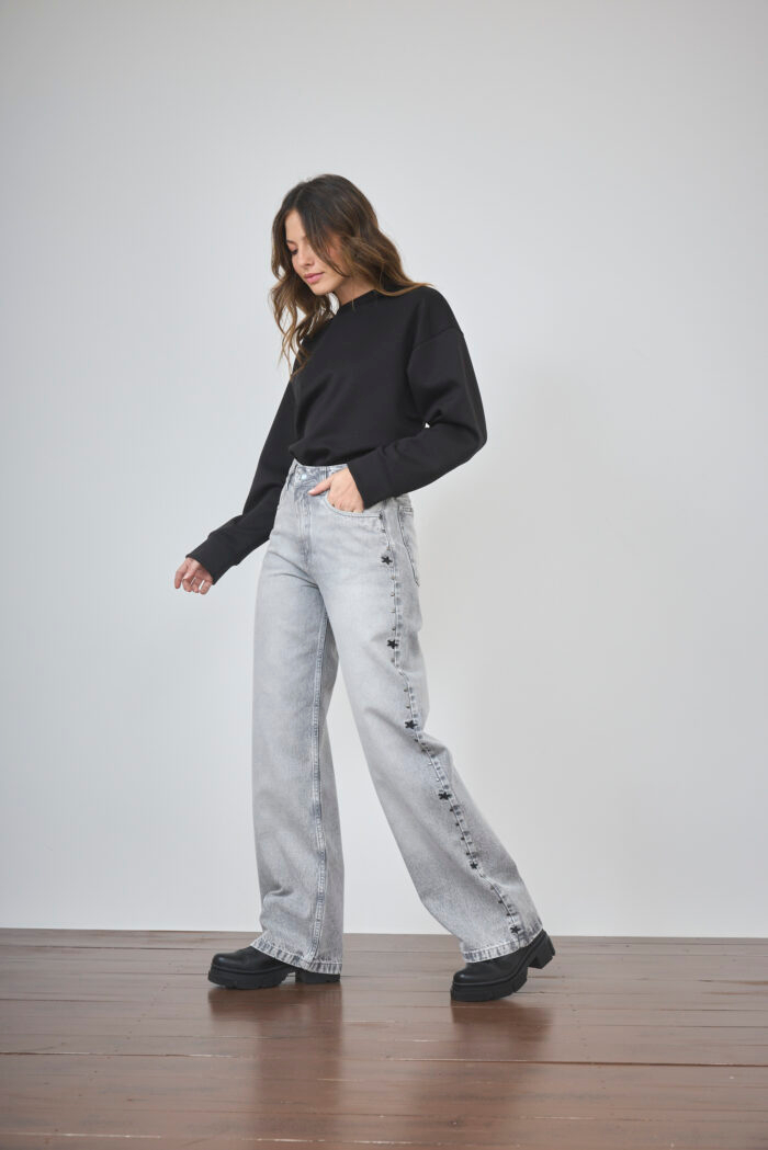 ART. 490 | WIDE LEG GRIS CON BORDADO ESTRELLAS Y TACHAS RIGIDO - Imagen 5