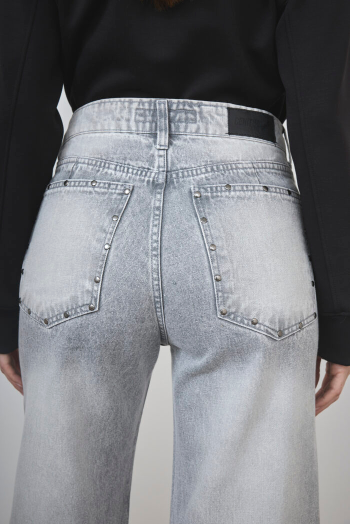 ART. 490 | WIDE LEG GRIS CON BORDADO ESTRELLAS Y TACHAS RIGIDO - Imagen 6