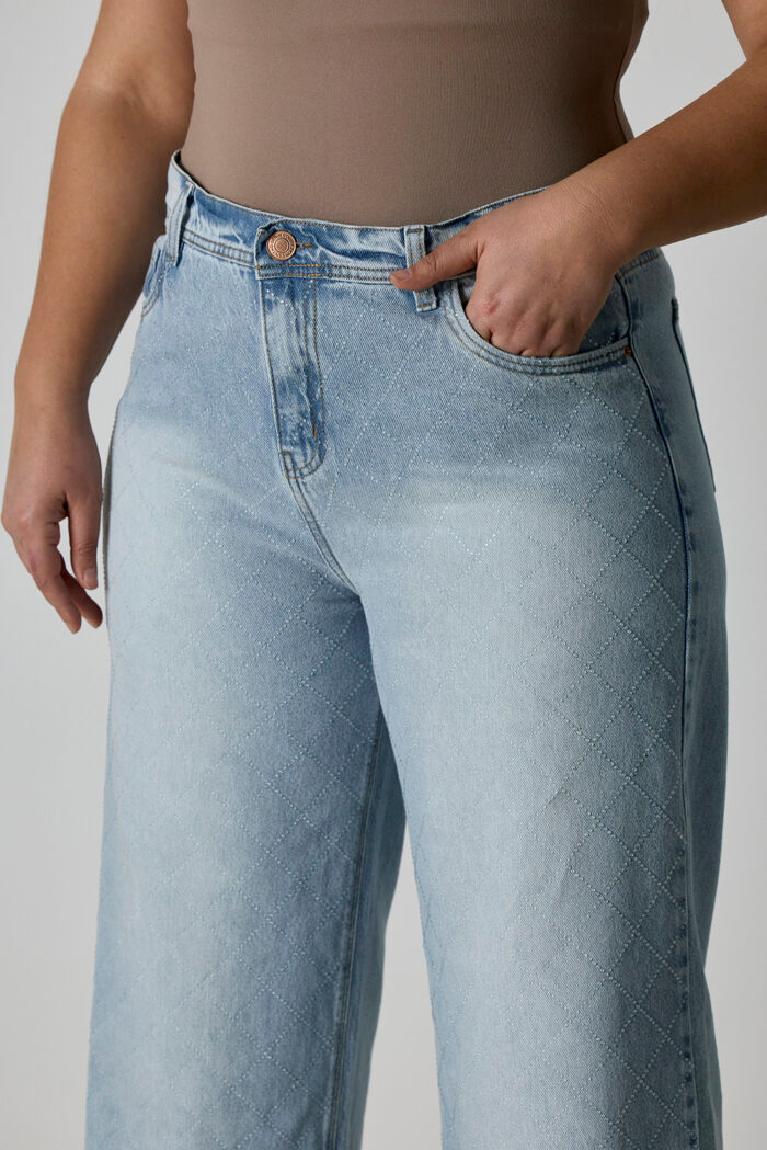 ART. 870 | BAGGY CELESTE CON STRASS TRANSPARENTE RÍGIDO - Imagen 3