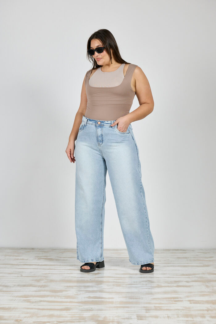 ART. 870 | BAGGY CELESTE CON STRASS TRANSPARENTE RÍGIDO - Imagen 4