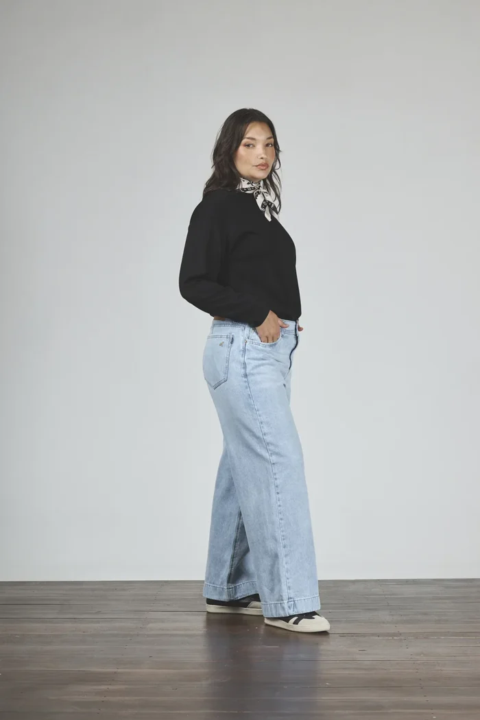 ART. 894 | WIDE LEG CROP CELESTE CON RUEDO RÍGIDO - Imagen 4