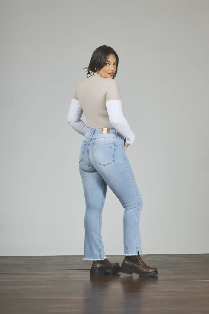 ART. 895 | CROP SEMI OXFORD CELESTE DEFLECADO CON ABERTURA LAT ELASTIZADO - Imagen 2