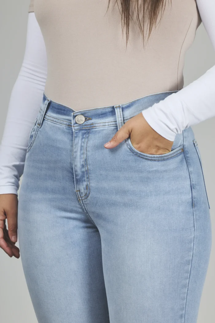 ART. 895 | CROP SEMI OXFORD CELESTE DEFLECADO CON ABERTURA LAT ELASTIZADO - Imagen 3