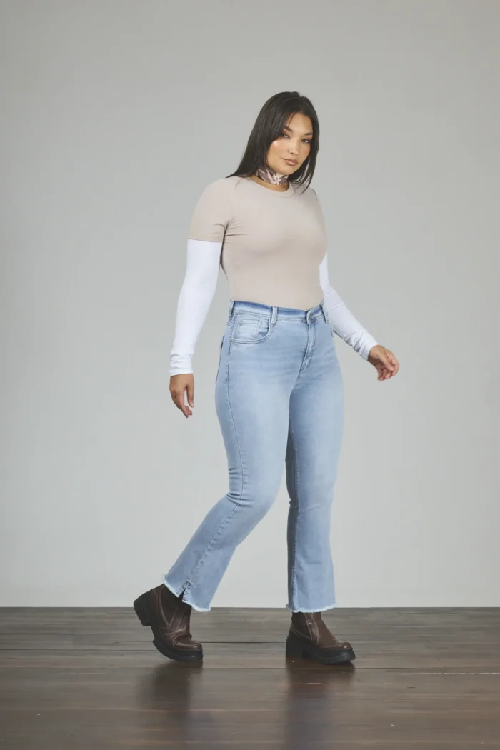 ART. 895 | CROP SEMI OXFORD CELESTE DEFLECADO CON ABERTURA LAT ELASTIZADO - Imagen 4