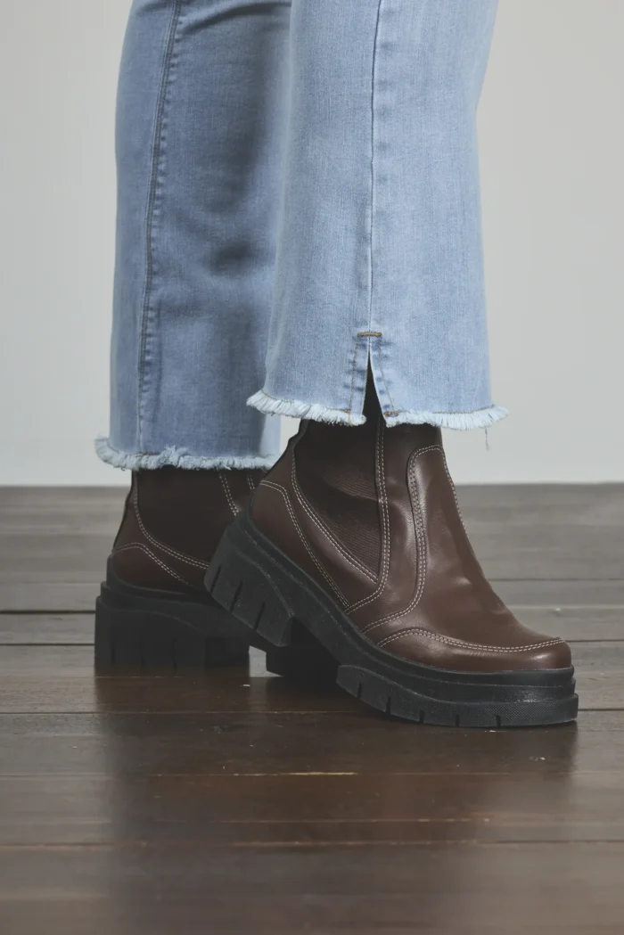 ART. 895 | CROP SEMI OXFORD CELESTE DEFLECADO CON ABERTURA LAT ELASTIZADO - Imagen 6